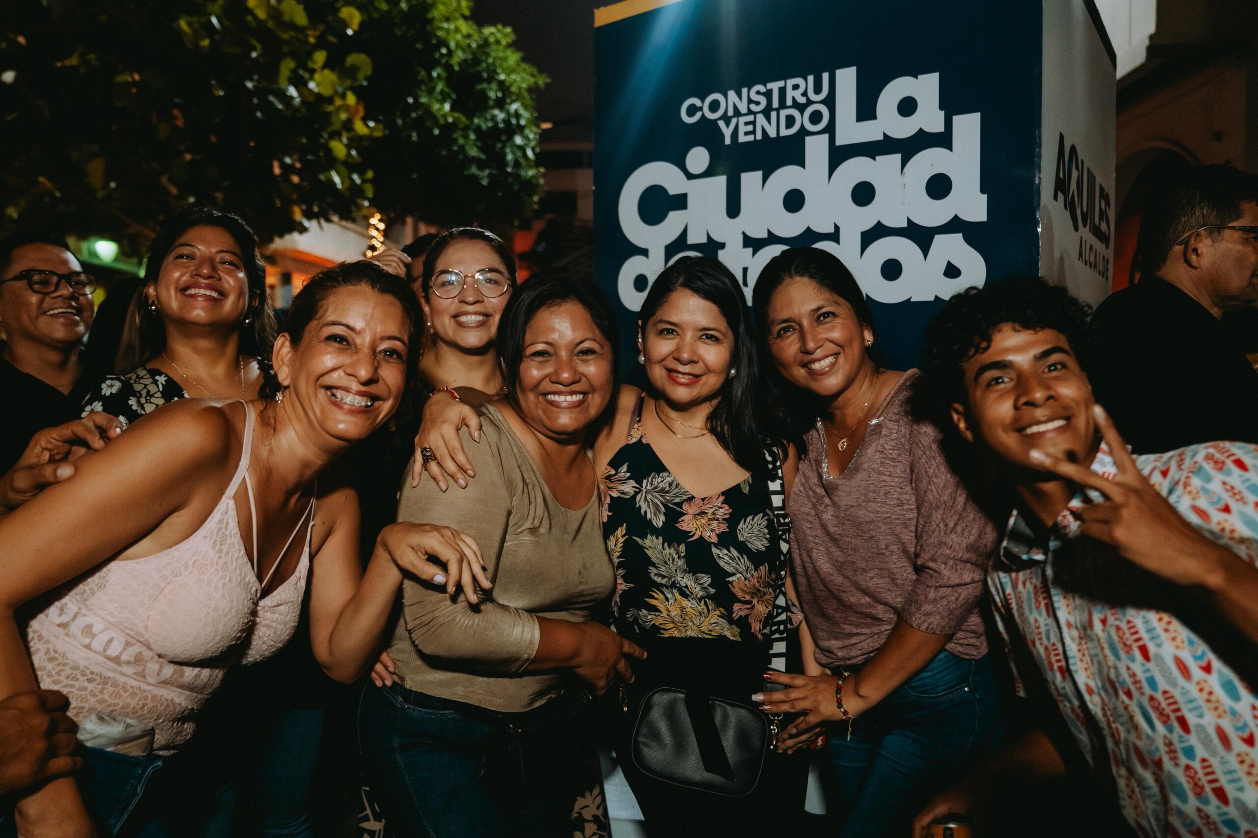 Asistentes bailan durante el evento Baila la Calle en el centro de Guayaquil como parte de la agenda nocturna municipal.