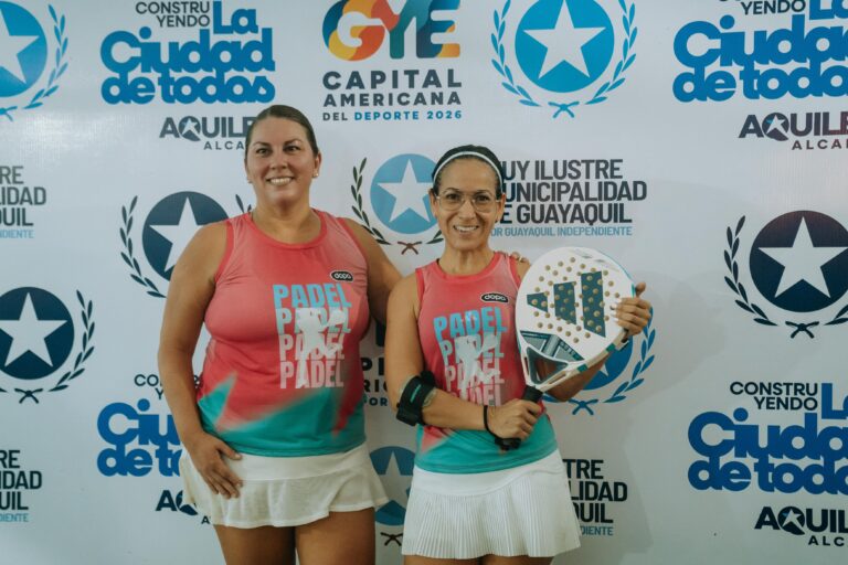 Jugadores participan en el Torneo Municipal de Pádel en Guayaquil, evento que consolida el crecimiento del pádel en la ciudad.
