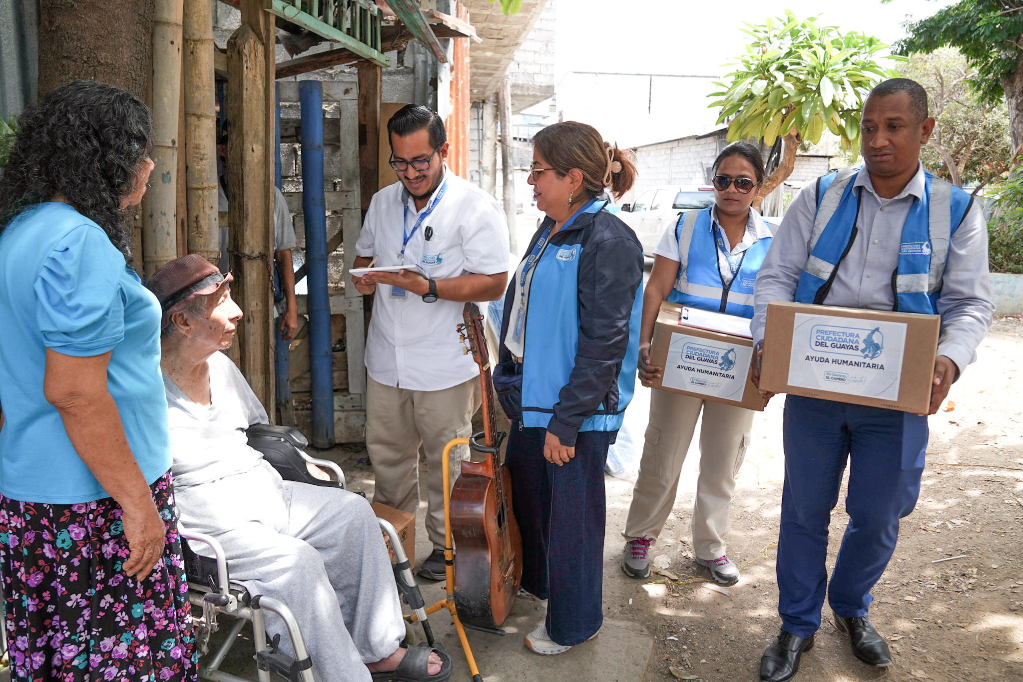 Personal de la Prefectura del Guayas brinda asistencia a familia afectada por incendio en Isla Trinitaria