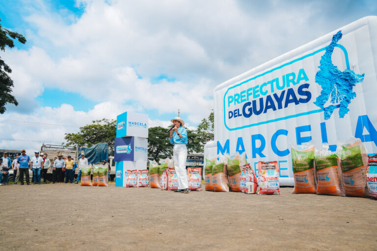 Prefecta Marcela Aguiñaga entrega semillas certificadas de arroz y maíz a pequeños productores del Guayas.
