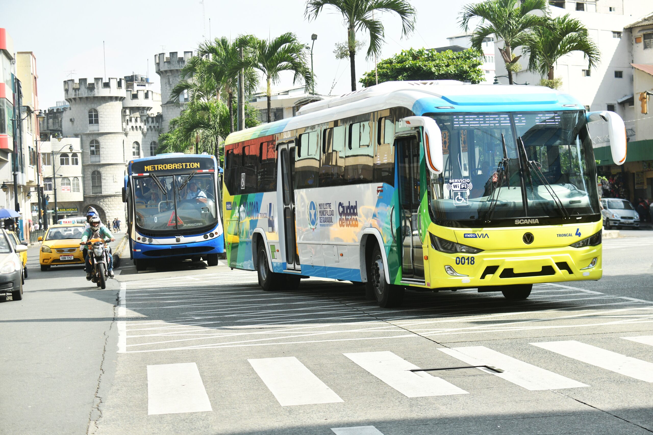 Unidades renovadas de la Metrovía circulan por Guayaquil como parte de la modernización del sistema de transporte público.