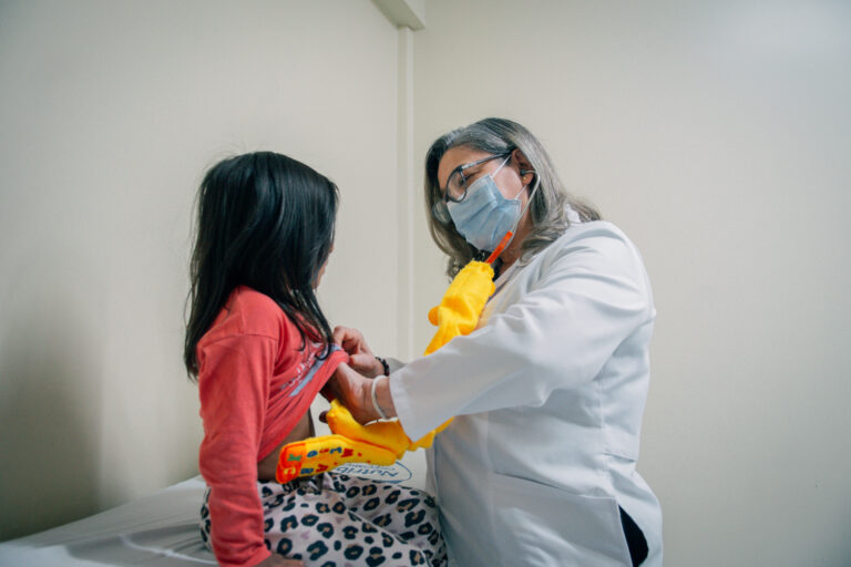 Atención pediátrica gratuita en centro de salud municipal de Guayaquil.