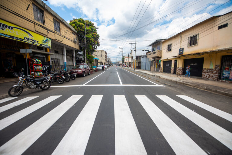 Trabajos de señalización y asfaltado en calles del Suburbio de Guayaquil como parte del plan de mantenimiento vial municipal.