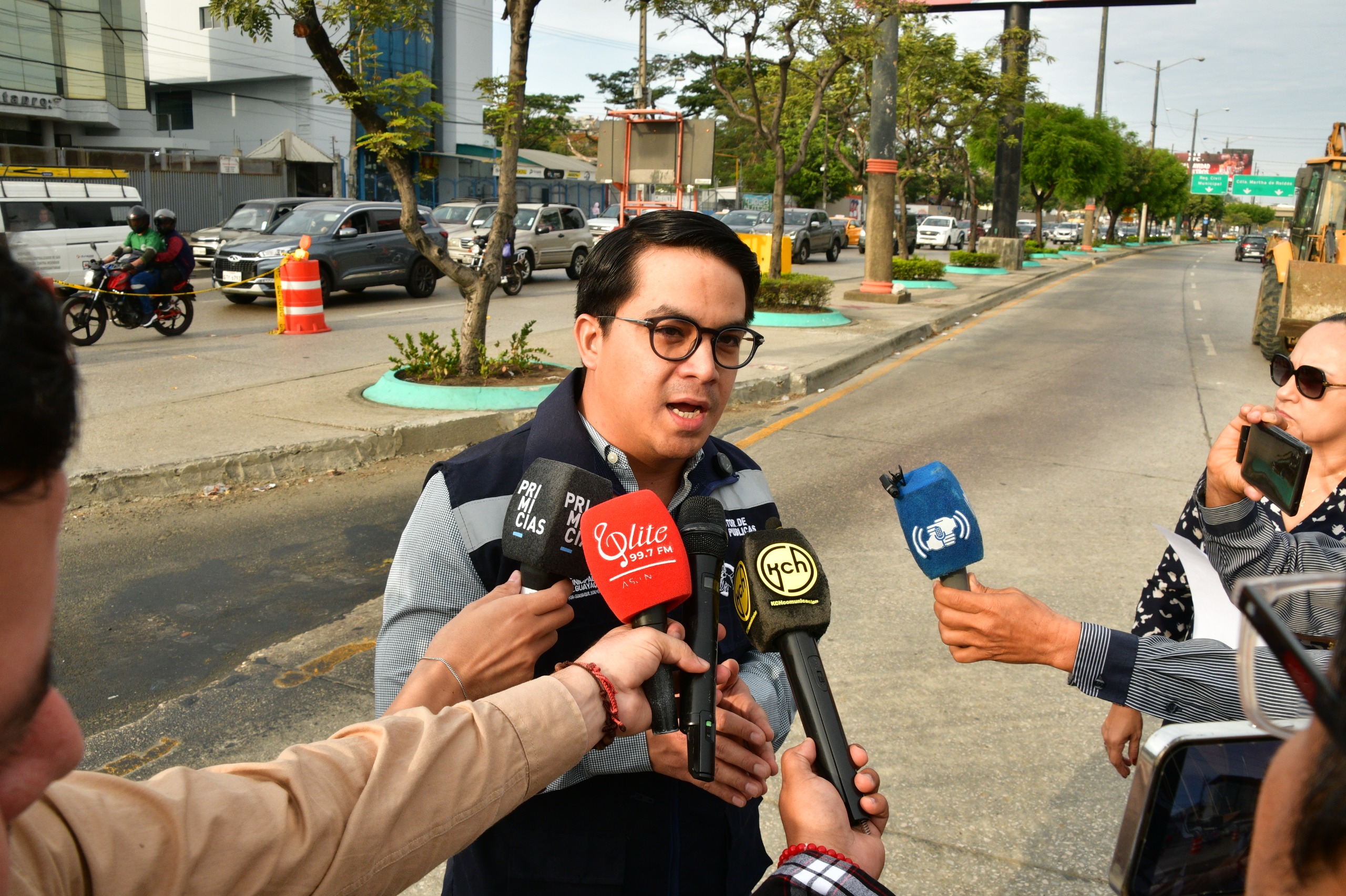 Autoridades socializan el plan de movilidad por la construcción del segundo paso elevado en la avenida Juan Tanca Marengo, en Guayaquil.