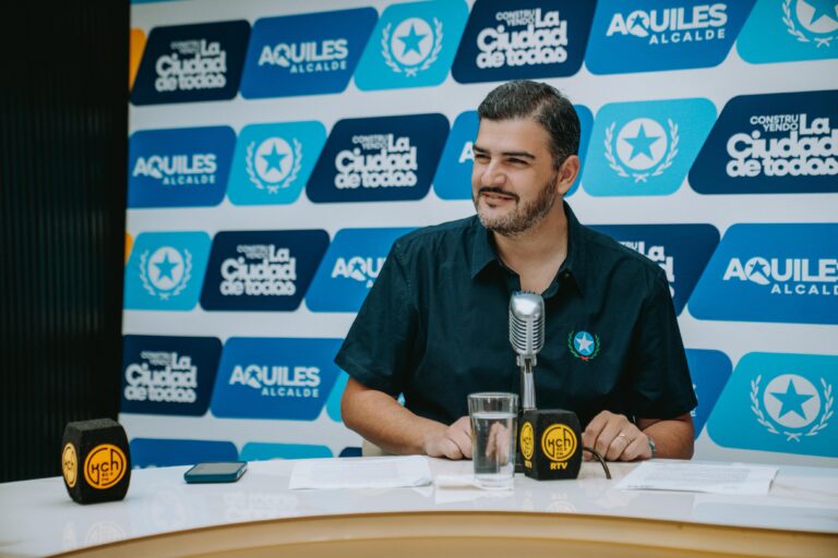 El alcalde de Guayaquil, Aquiles Alvarez, durante un enlace radial en el que responde a acusaciones del presidente del Consejo de la Judicatura