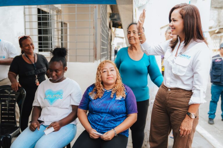 Prefecta Marcela Aguiñaga supervisa clínica móvil de ecografías mamarias gratuitas en la Isla Trinitaria