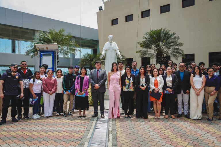 Autoridades del CCPIDG y la Universidad Politécnica Salesiana durante la firma del convenio para la protección de derechos en Guayaquil.