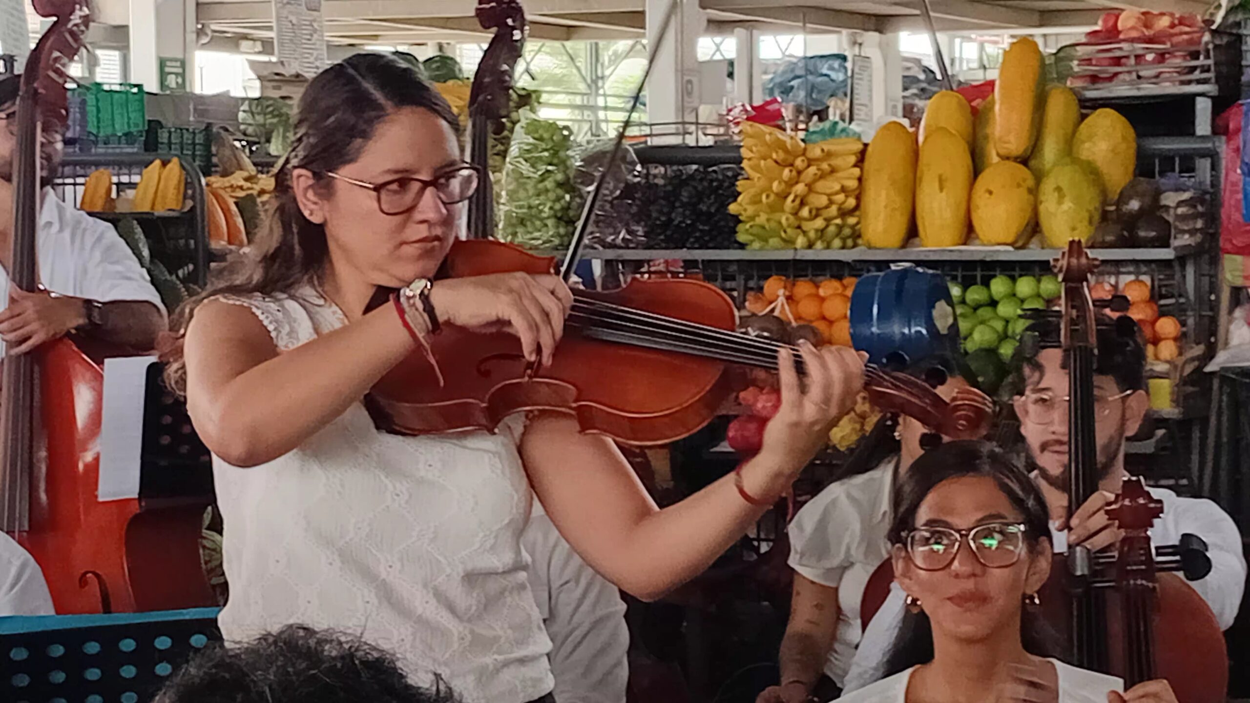 Presentación de la Orquesta Filarmónica Municipal en el Mercado Florida Norte durante el programa Musimercados en Guayaquil.