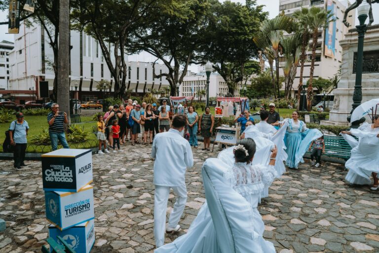 Turistas internacionales recorren Guayaquil durante la escala de crucero Azamara Onward