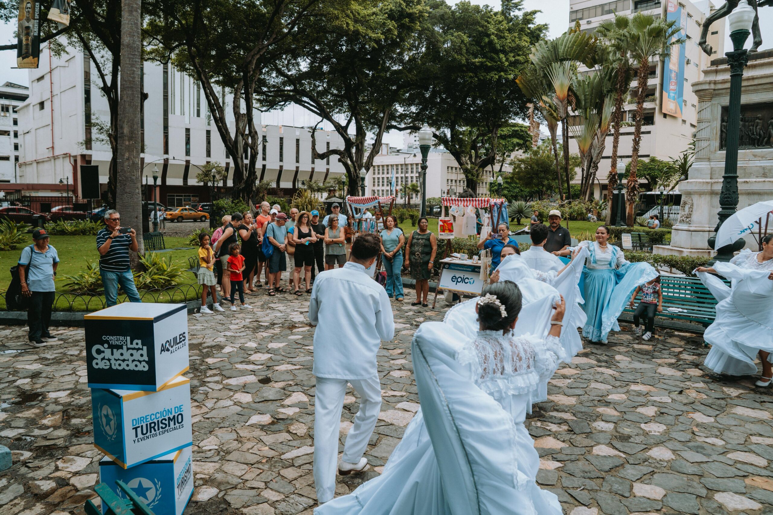 Turistas internacionales recorren Guayaquil durante la escala de crucero Azamara Onward
