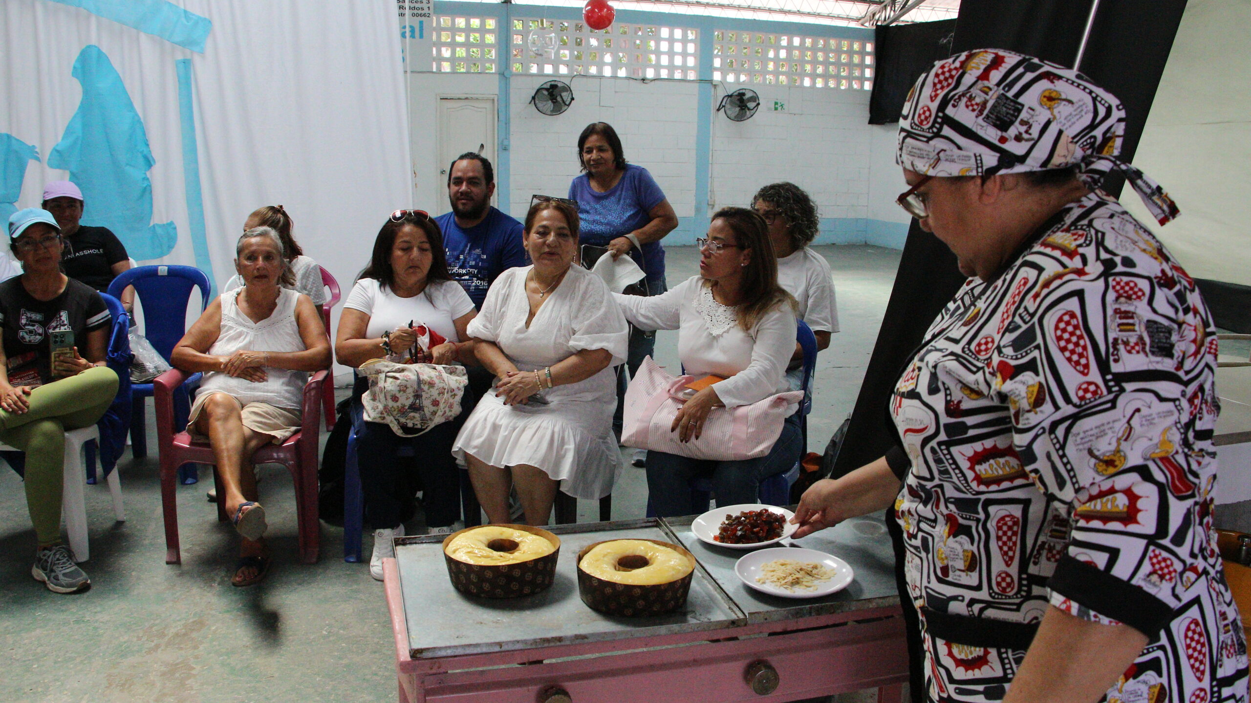 Participantes de los Talleres de Aprendizaje Comunitario elaboran Rosca de Reyes durante una capacitación gastronómica en Guayaquil.