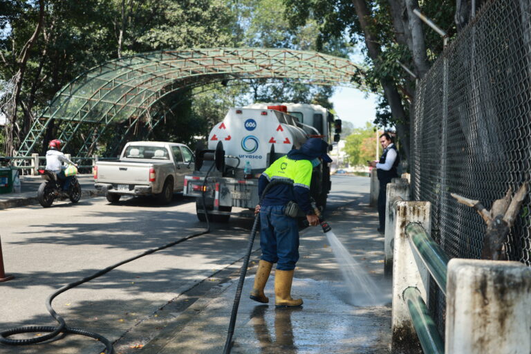 Trabajos de lavado y desinfección de calles, aceras y barandas de Guayaquil