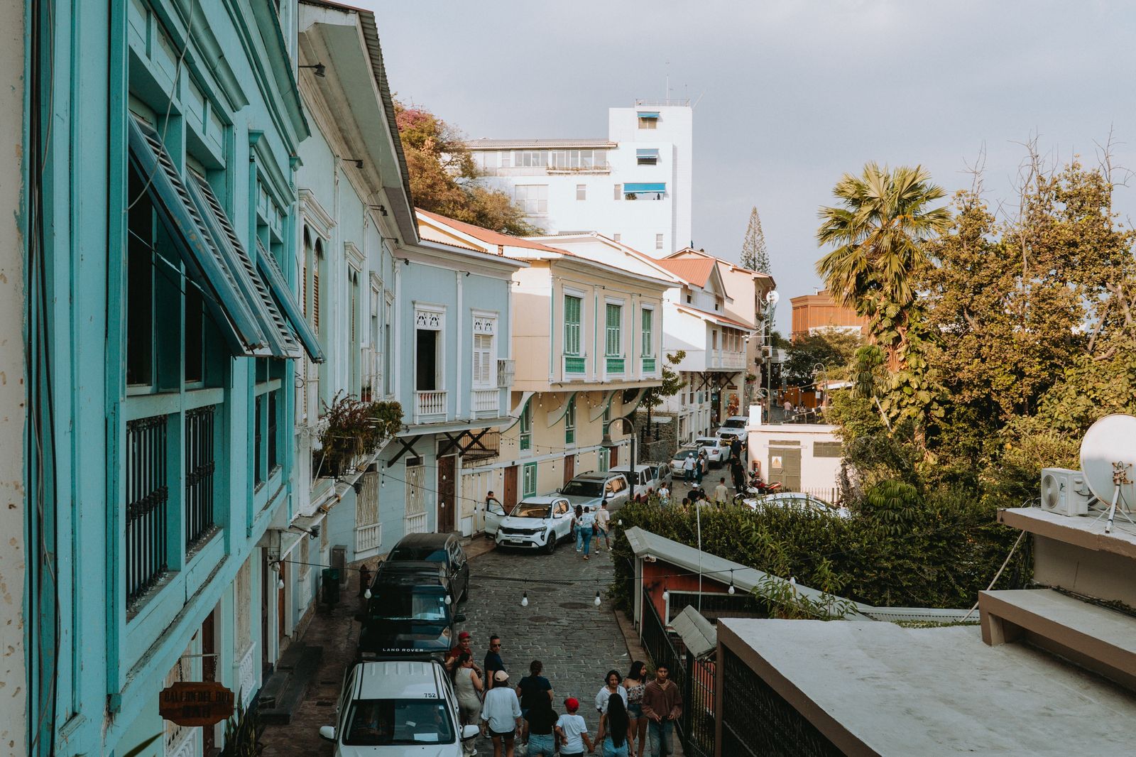 Casas centenarias del barrio Las Peñas, uno de los sectores patrimoniales más visitados de Guayaquil, que conservan su arquitectura y tradición histórica.
