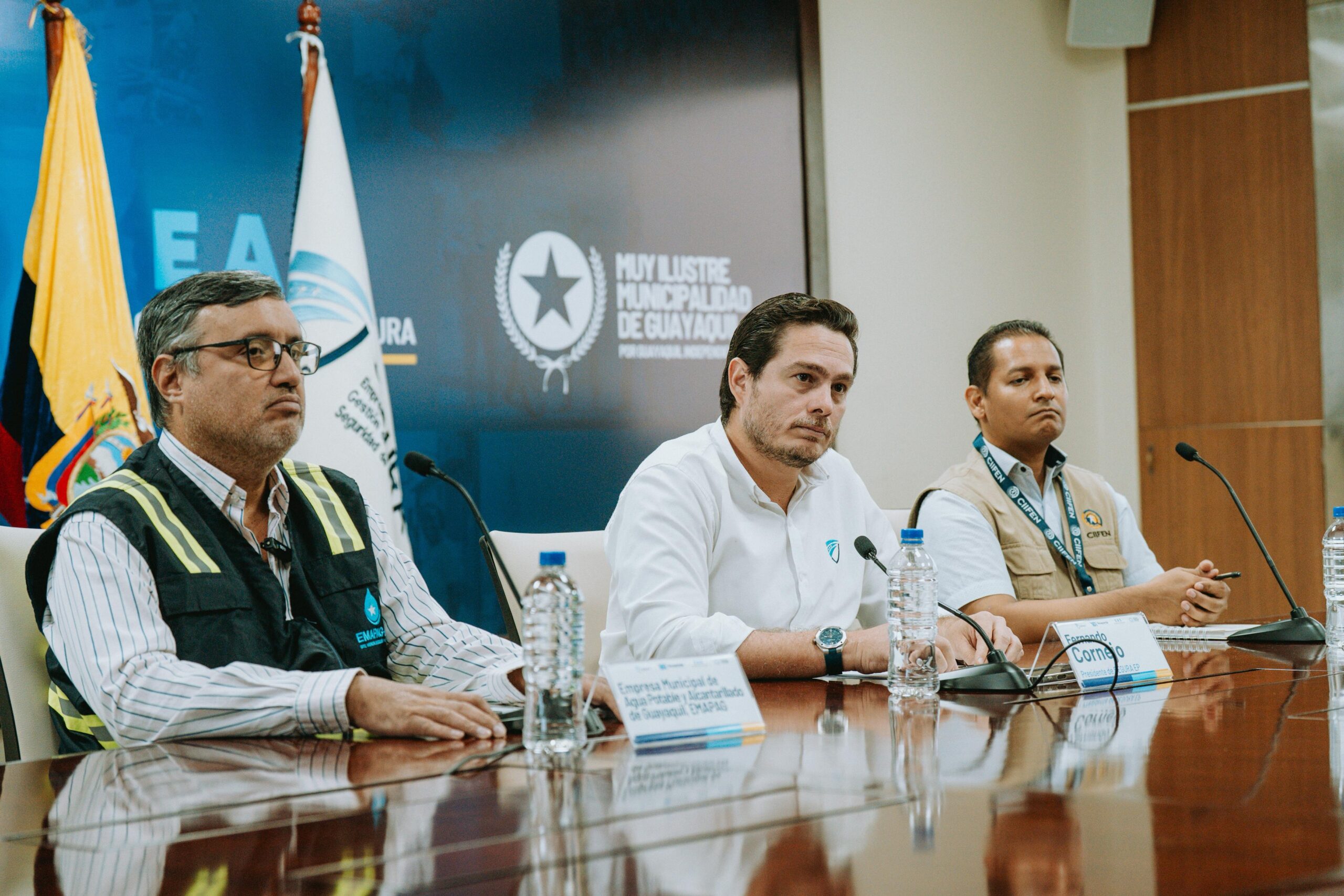Autoridades municipales presentan el Plan Preinvernal 2025-2026 para prevenir inundaciones en Guayaquil.