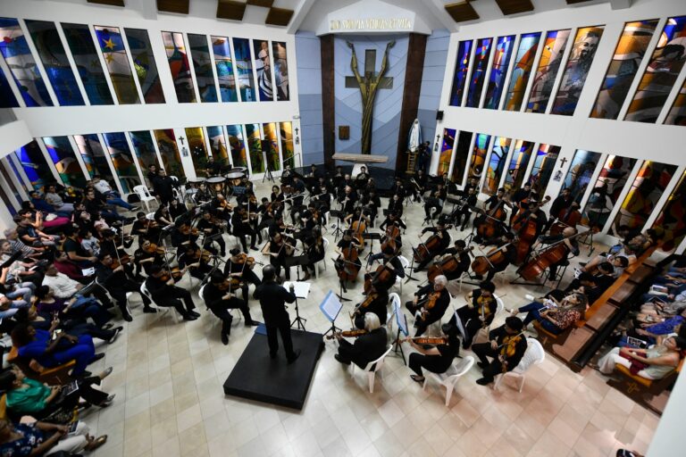 Presentación musical de la Banda Municipal y la Orquesta Filarmónica en espacios públicos de Guayaquil.
