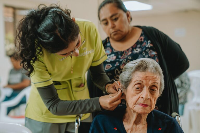 Entrega de ayudas técnicas a personas con discapacidad por parte del Municipio de Guayaquil