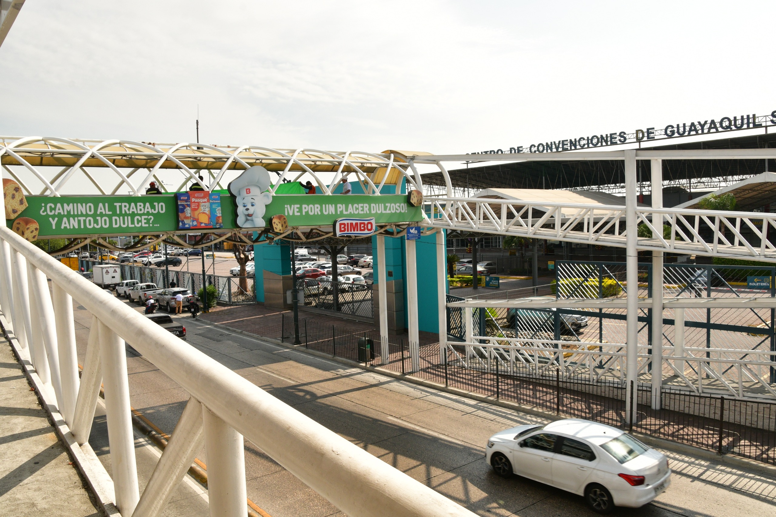 Trabajos de mantenimiento en paso peatonal elevado de la avenida de Las Américas en Guayaquil
