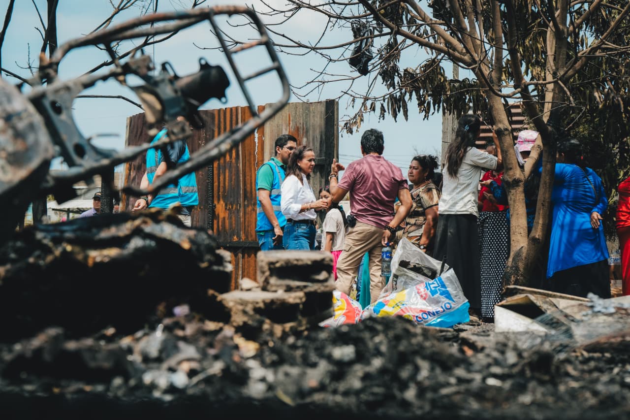 Prefecta Marcela Aguiñaga brinda asistencia médica y social a familias afectadas por un incendio estructural en el sector Monte Sinaí, Guayaquil.