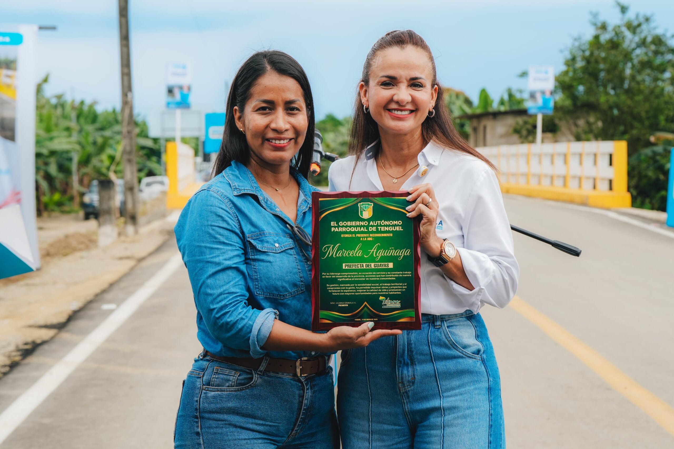 Prefecta Marcela Aguiñaga inaugura el nuevo puente sobre el Canal G en la parroquia rural Tenguel, provincia del Guayas