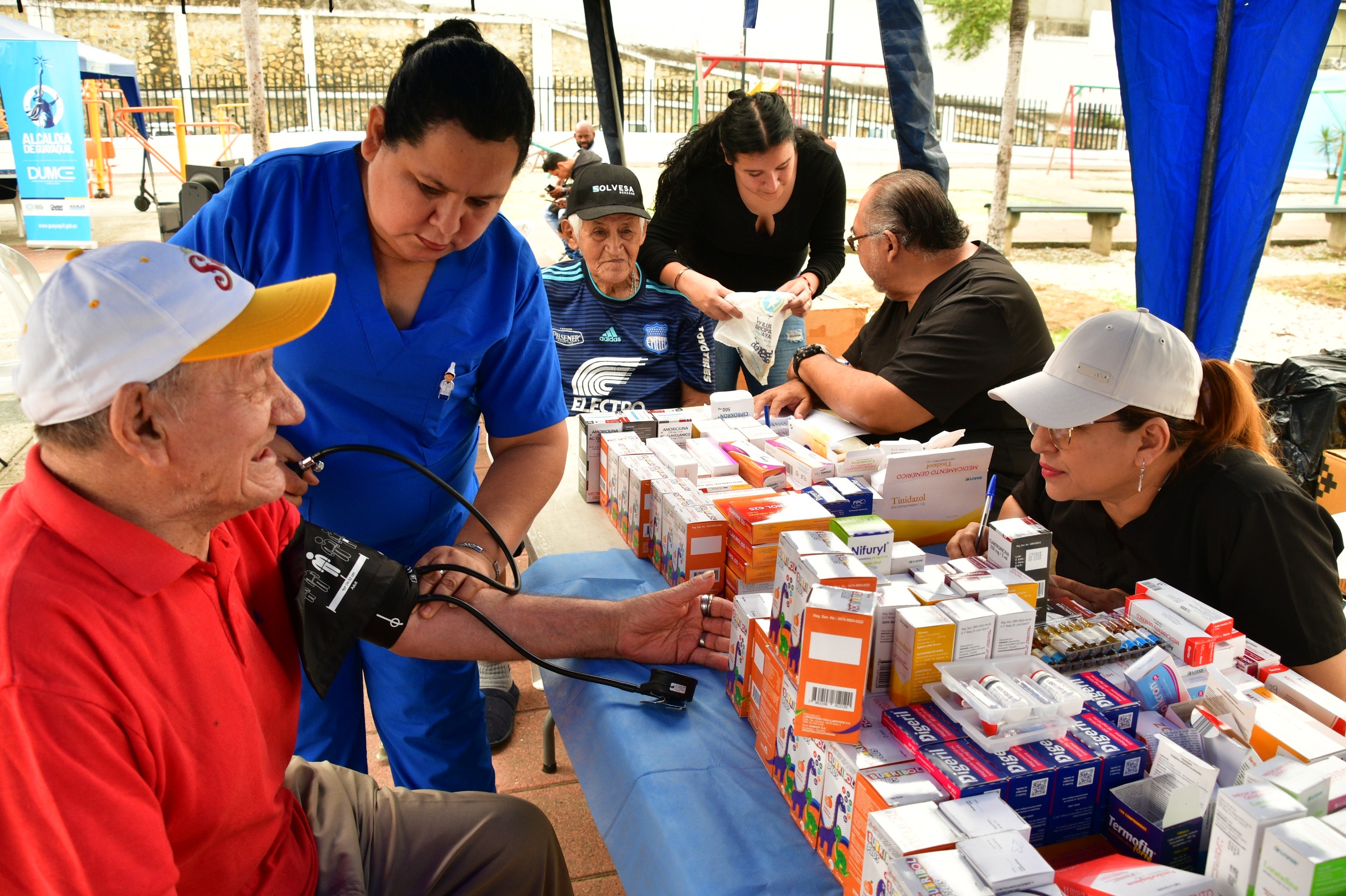 Ciudadanos acceden a servicios municipales durante la Feria Compartir Ciudadano en el parque Morán de Buitrón en Guayaquil.