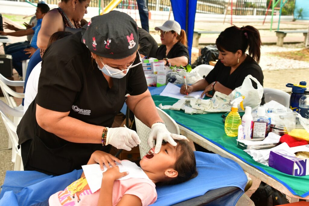 Ciudadanos acceden a servicios municipales durante la Feria Compartir Ciudadano en el parque Morán de Buitrón en Guayaquil.