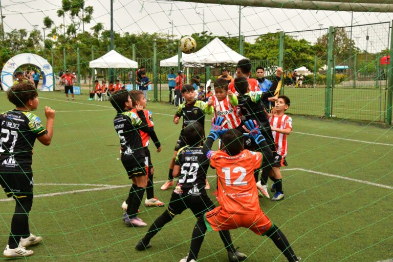 Niños disputan partidos de la LigaPro Kids en el Parque Samanes con apoyo del Municipio de Guayaquil.