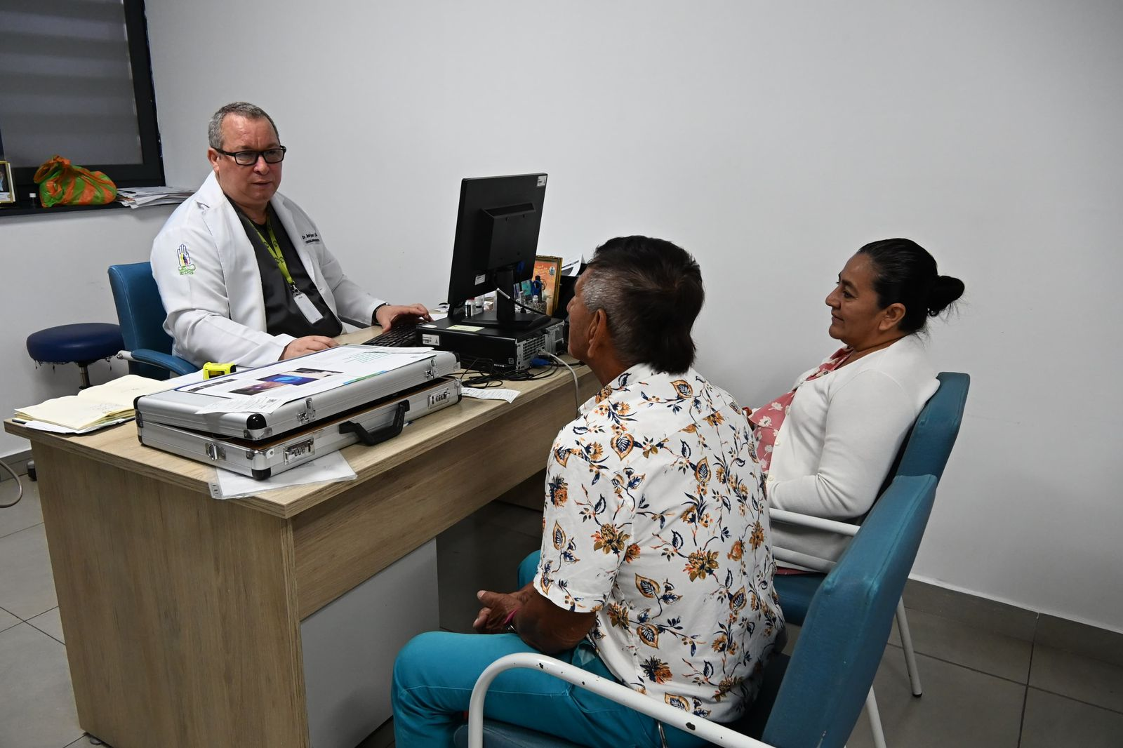 Personal médico del IESS brinda atención a pacientes durante el feriado de Año Nuevo en unidades de salud
