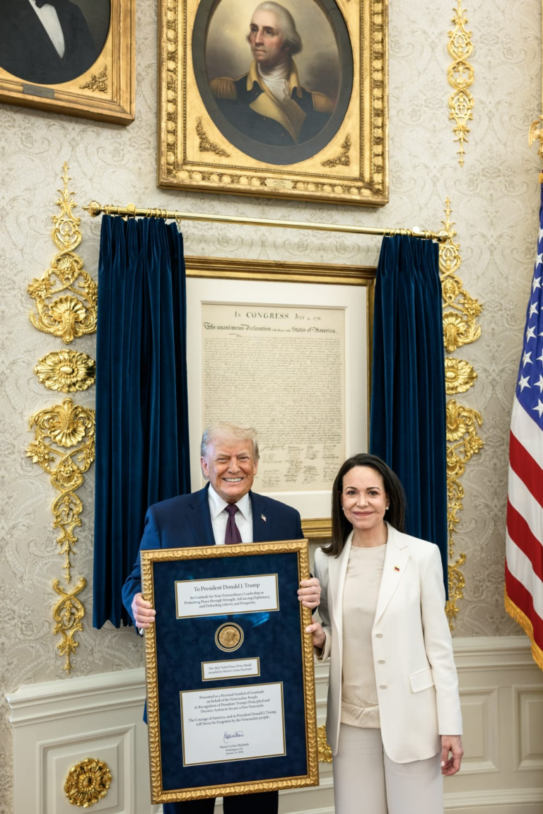 María Corina Machado entrega la medalla del Premio Nobel de la Paz a Donald Trump durante un encuentro en la Casa Blanca.