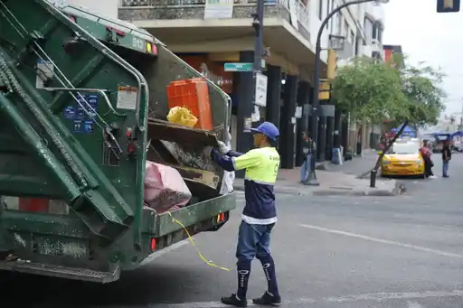 Personal y vehículos del sistema de recolección de desechos realizan labores de limpieza en Guayaquil durante el feriado