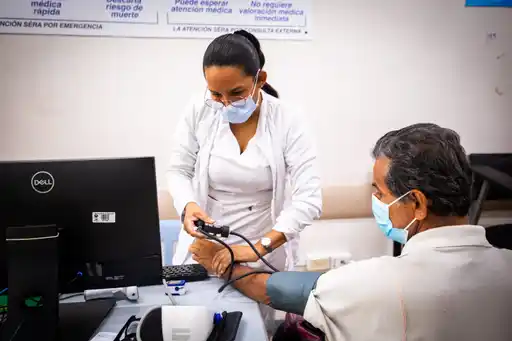 Personal médico atiende a pacientes en una unidad de la Red de Salud Municipal de Guayaquil tras su fortalecimiento e inversión en infraestructura