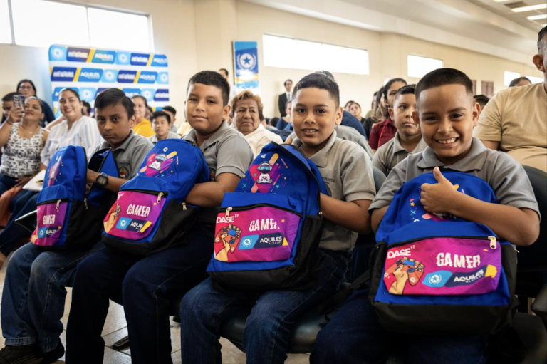 ENTREGA KITS ESCOLARES 1