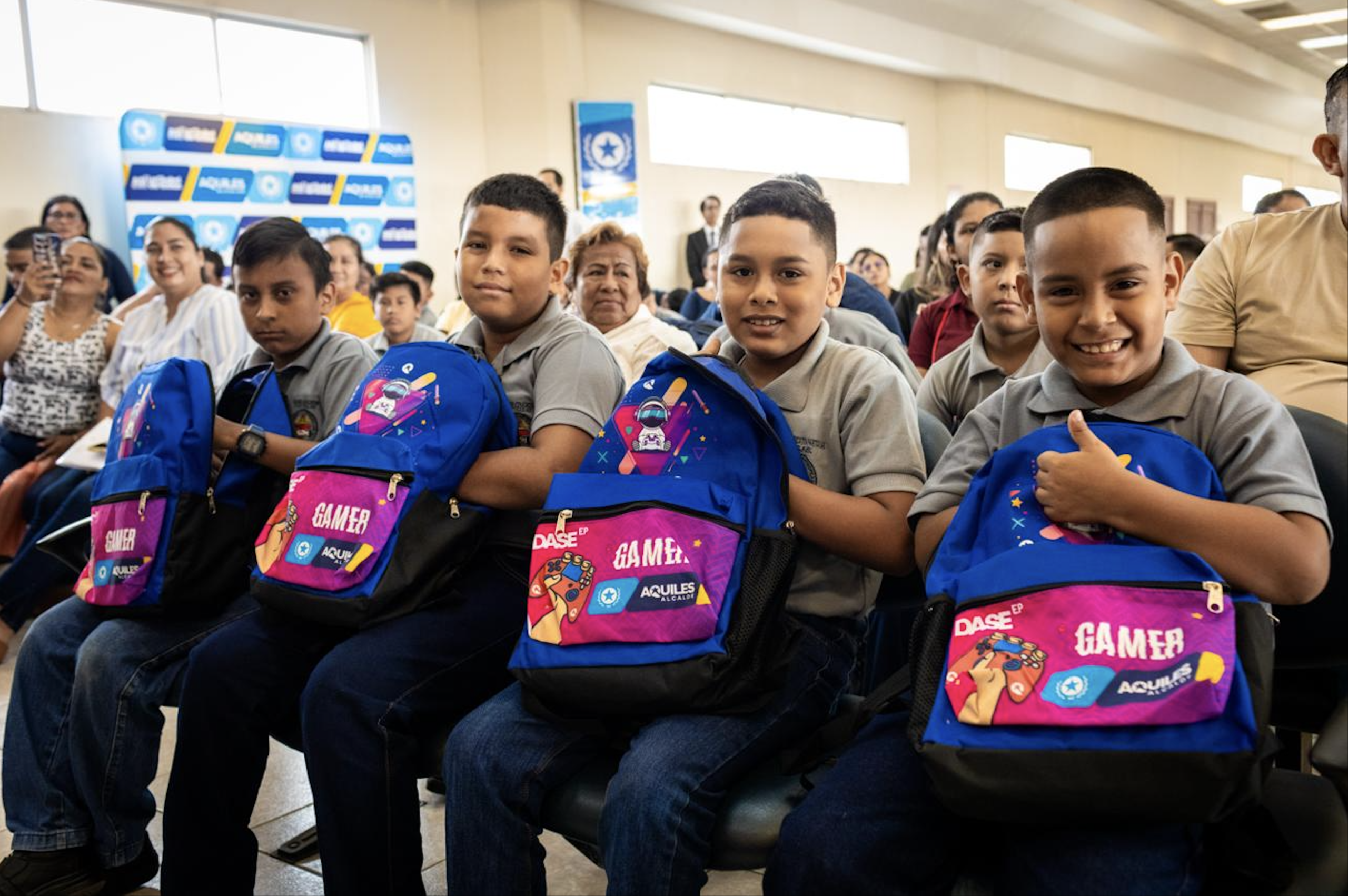 ENTREGA KITS ESCOLARES 1