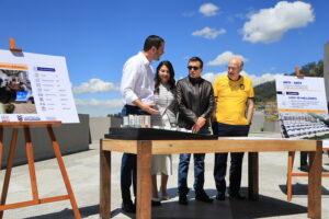 NOBOA ENTREGA NUEVAS VIVIENDAS EN QUITO PROGRAMA MITI-MITI