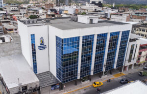 TRAS 10 AÑOS DE ESPERA NOBOA INAUGURA SEDE IESS MANABÍ