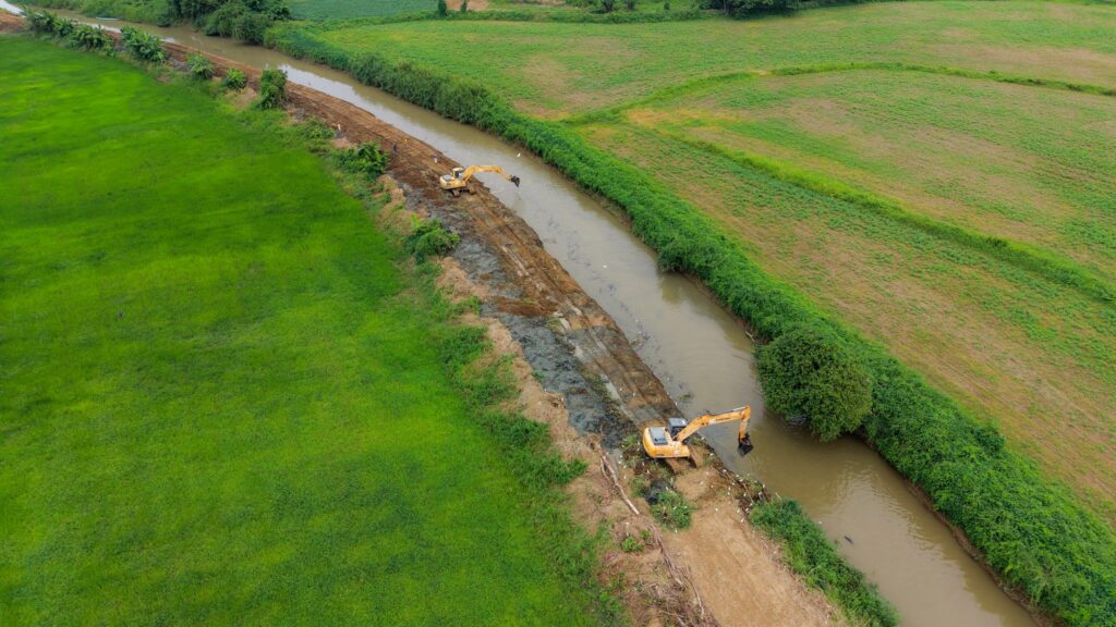 PREFECTURA GUAYAS EJECUTA LIMPIEZA DE RÍOS Y CANALES
