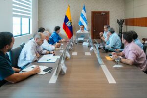 PREFECTURA GUAYAS SUMA ESFUERZOS CON SECTOR CAMARONERO
