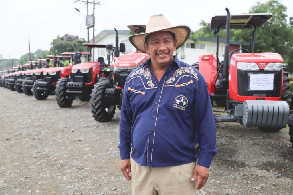 NOBOA ENTREGA CAMIONETAS Y TRACTORES A PRODUCTORES EN LOS RÍOS