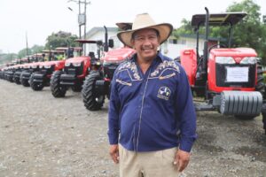 NOBOA ENTREGA CAMIONETAS Y TRACTORES A PRODUCTORES EN LOS RÍOS